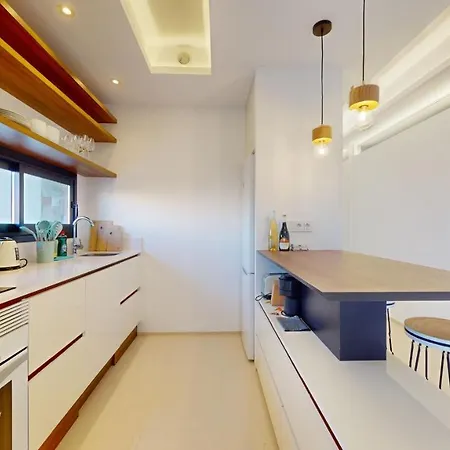 Elegant With Pool Ac And Balcony